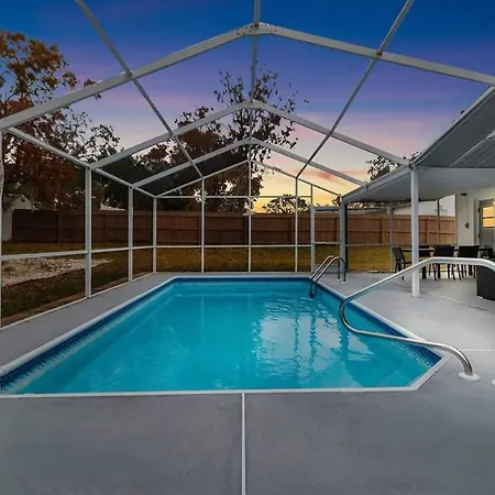Spring Hill, 4 Bedroom, Pool, Golf Course!